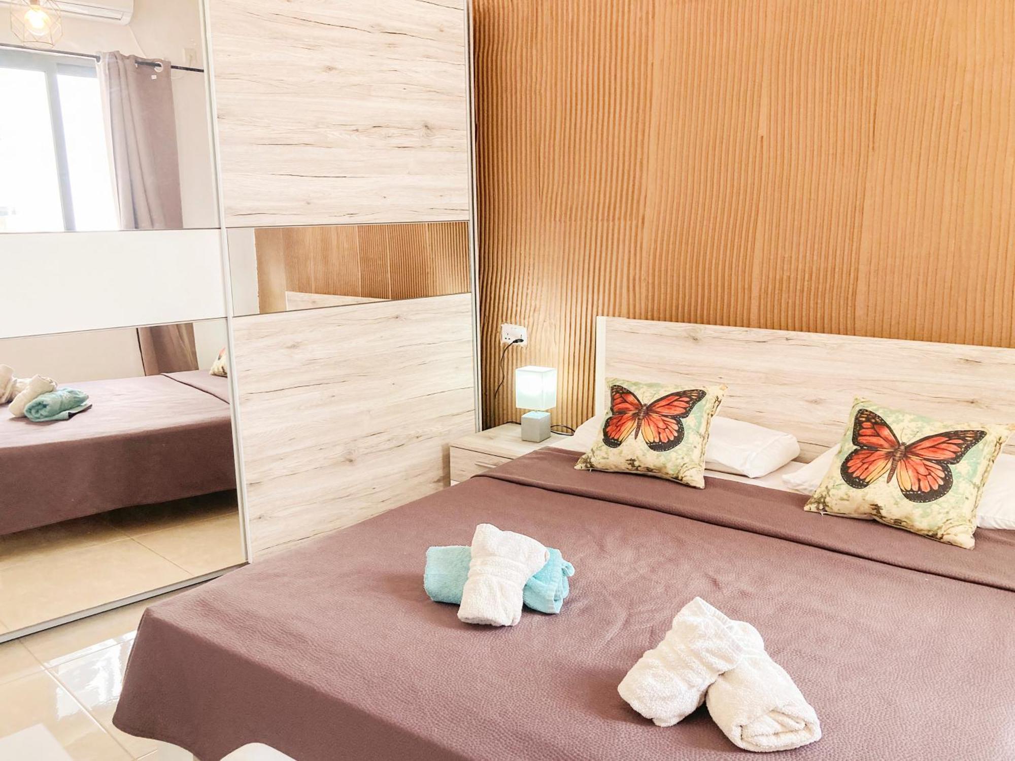 Xl Central Home - Sleeps 10 People Pietà Exterior foto