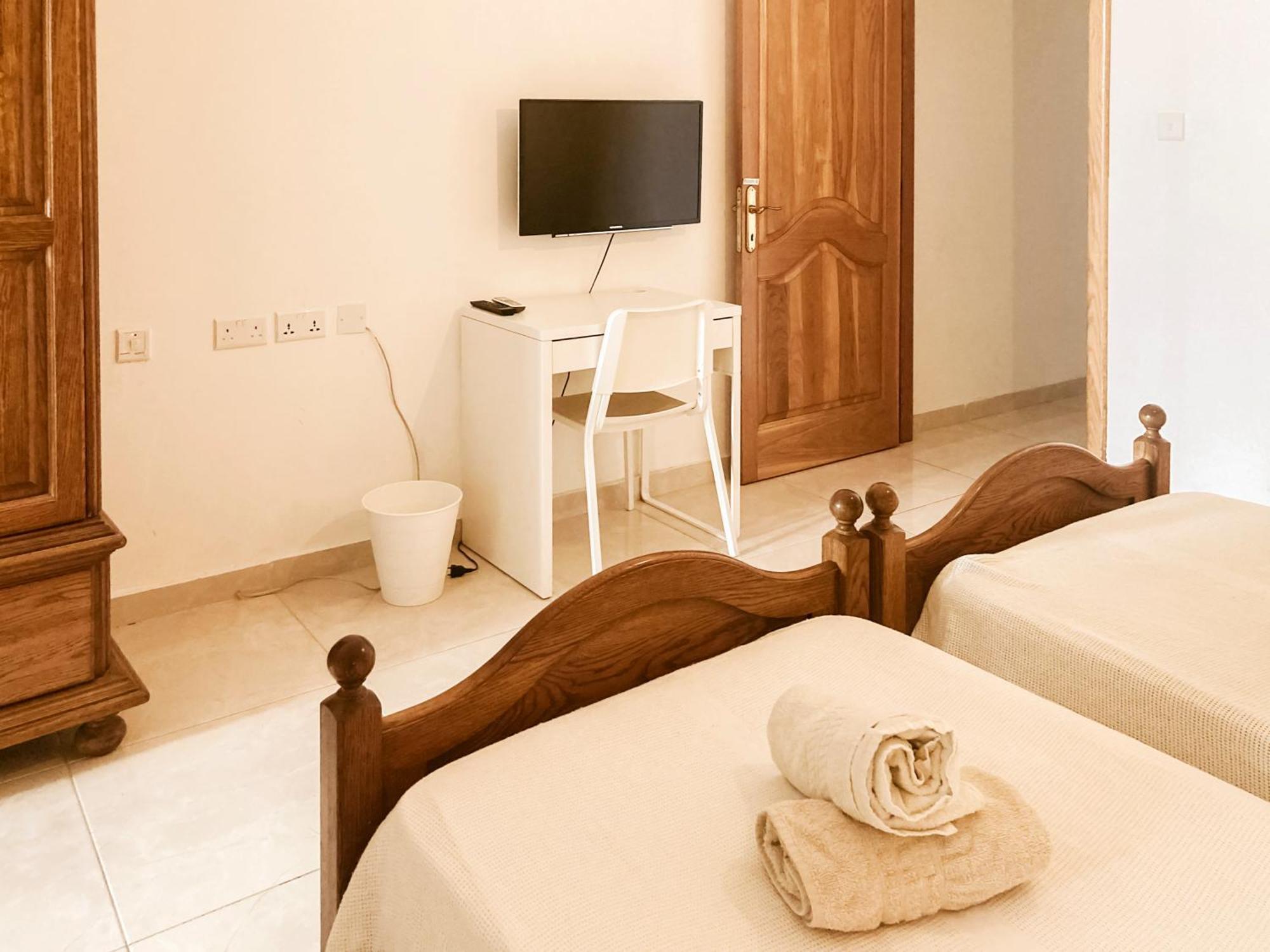 Xl Central Home - Sleeps 10 People Pietà Exterior foto